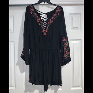 AMERICAN EAGLE: Black floral romper